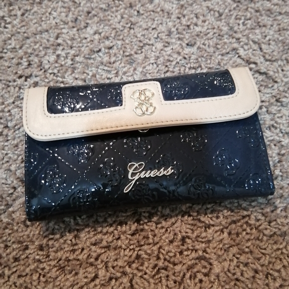 Guess Handbags - PRICE DROP! Guess Wallet